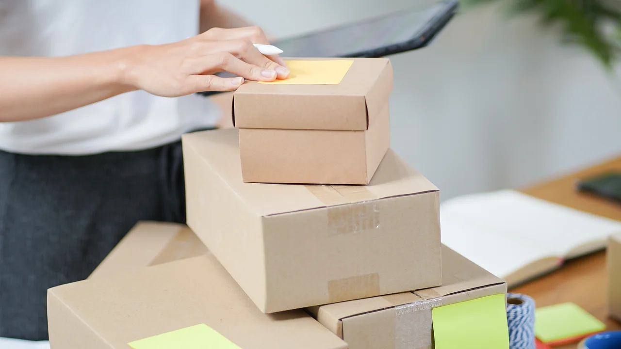 Empreendedor separando comprovantes e documentos fiscais