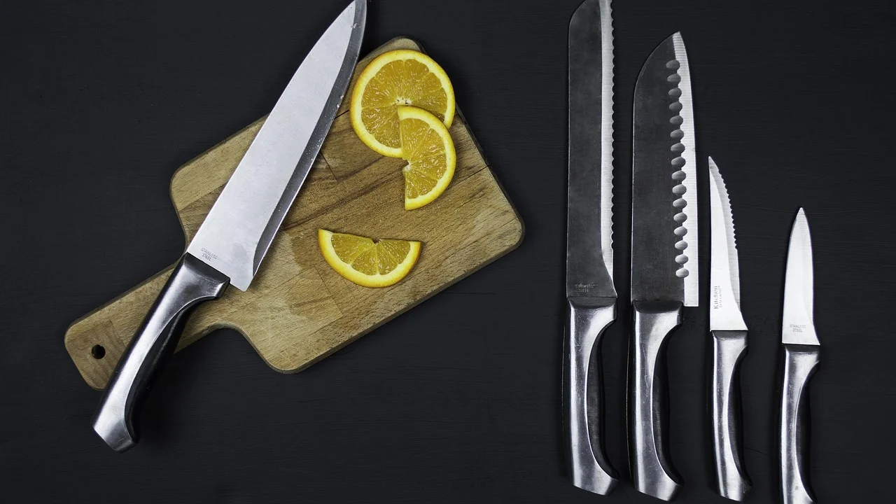 Faca de cozinha apoiada em tábua de madeira