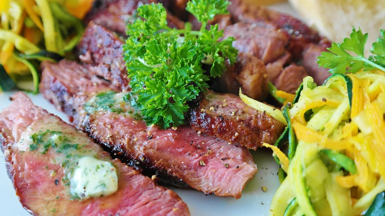 Bife sendo selado em frigideira bem aquecida