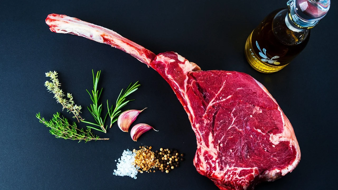 Carne de panela cozida lentamente com caldo