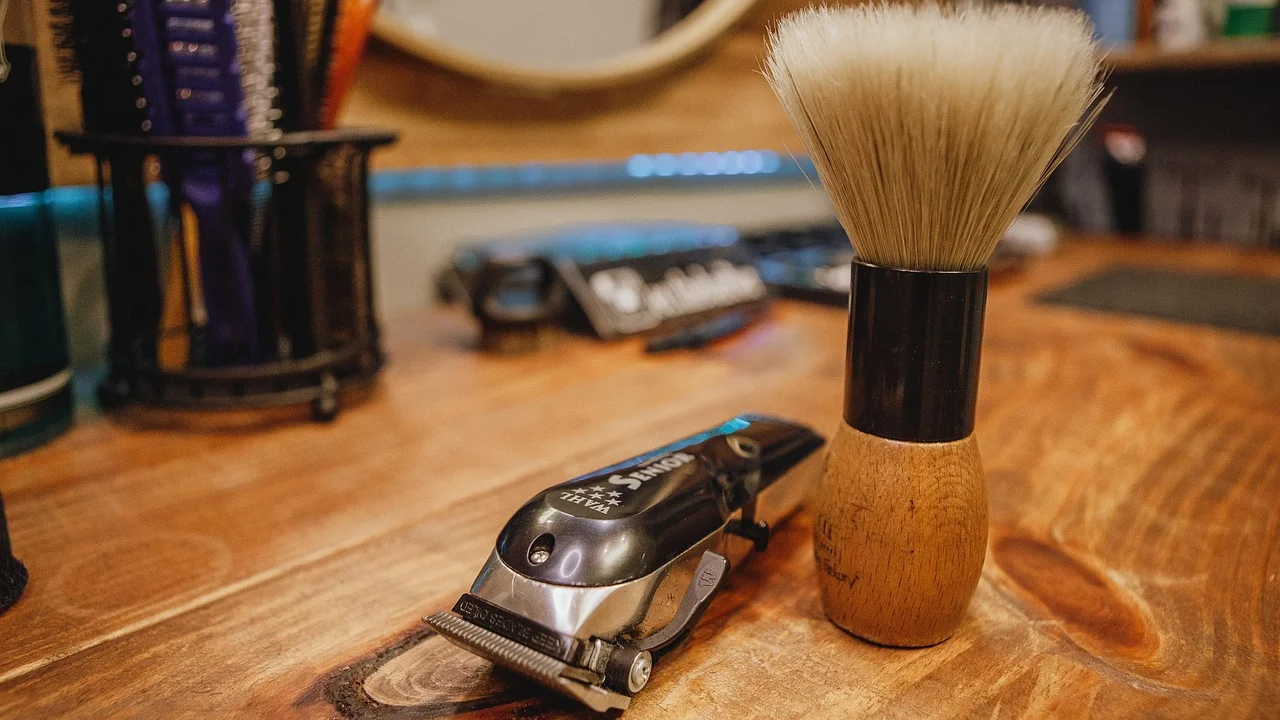 Definição cuidadosa do contorno da barba nas bochechas
