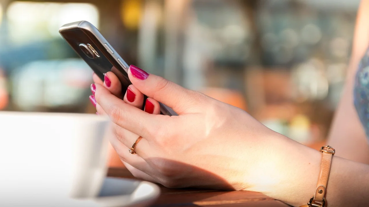 Pessoa revisando contatos bloqueados no smartphone