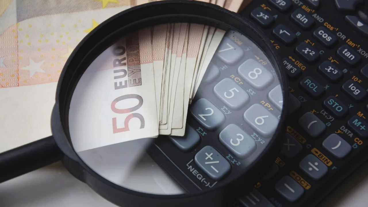 Calculadora, caderno e produtos usados na formação de preço