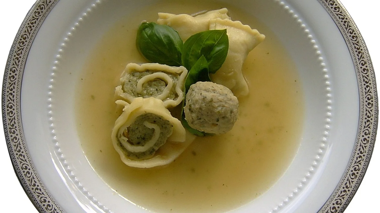 Caldo caseiro sendo coado lentamente em peneira fina.