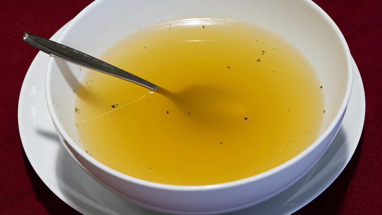 Camada de gordura solidificada sobre caldo refrigerado.
