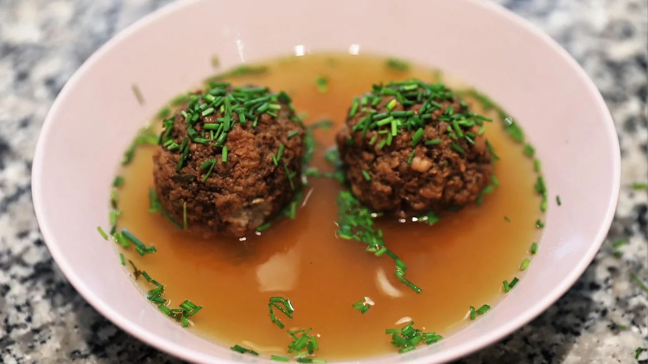 Legumes e ervas aromáticas para preparo de caldo caseiro.