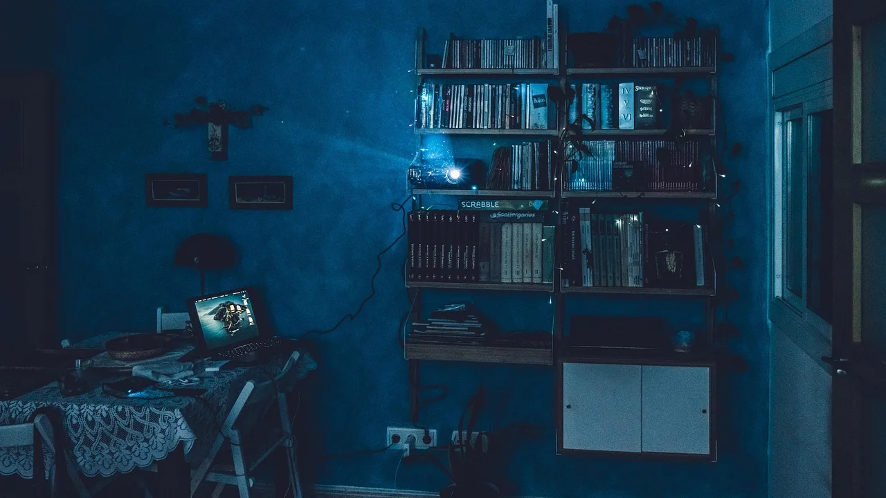 Pessoa adicionando legendas a um vídeo no computador