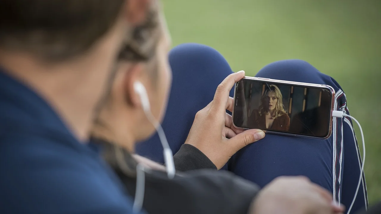 Revisão de legendas em tela de celular
