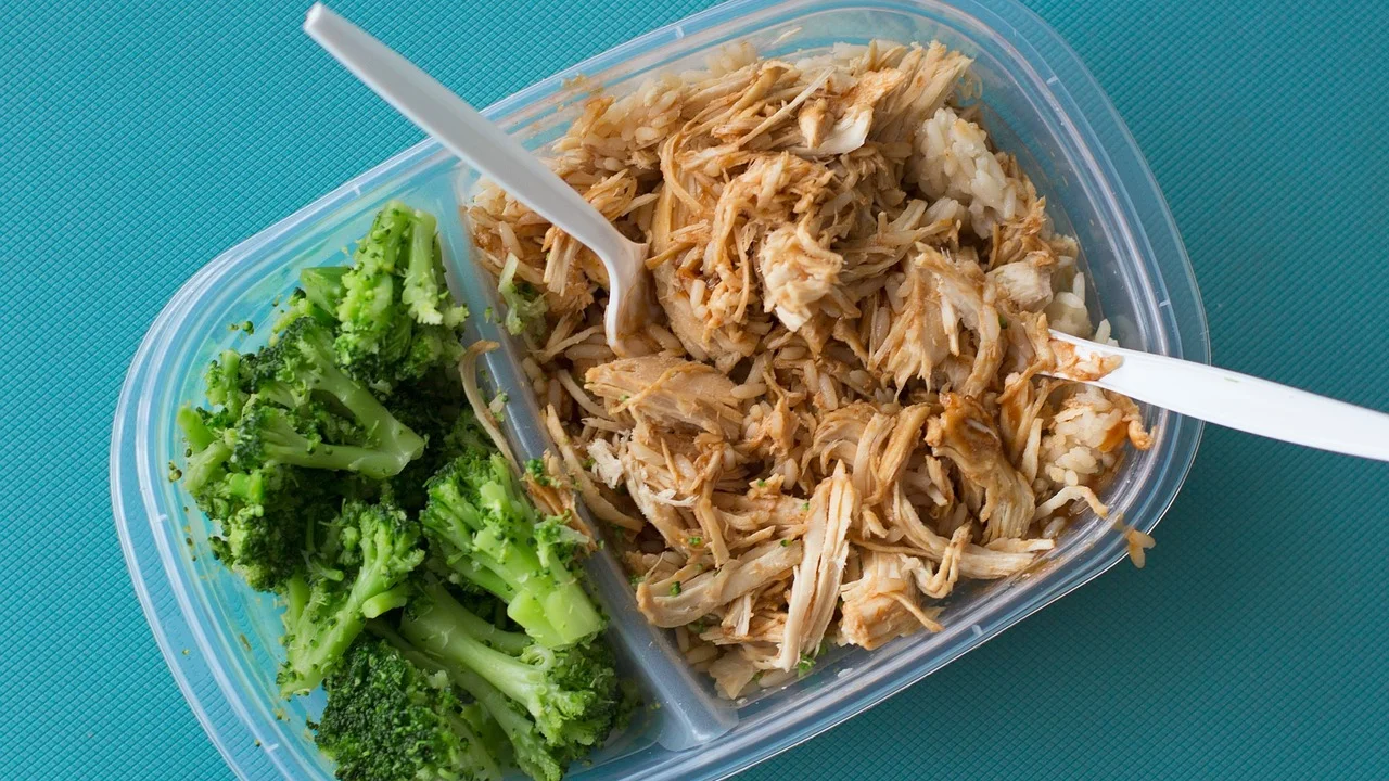 Arroz espalhado em travessa para resfriar antes de ir ao freezer.