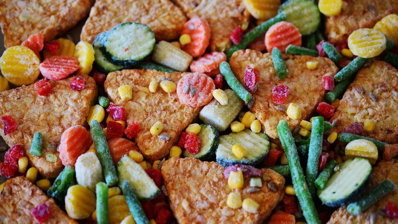 Pimentões coloridos cortados em cubos para receitas rápidas.