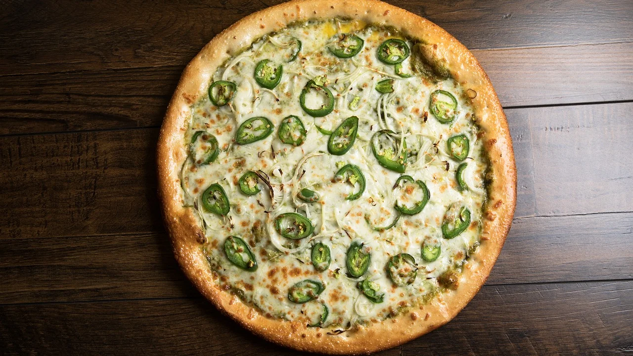 Pizza caseira assando em forno bem pré-aquecido.