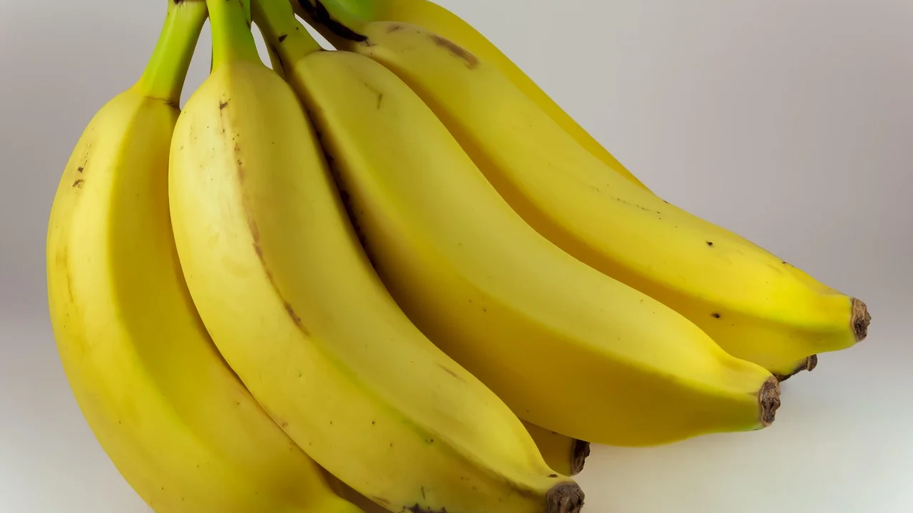 Bananas amarelas armazenadas em uma fruteira ventilada