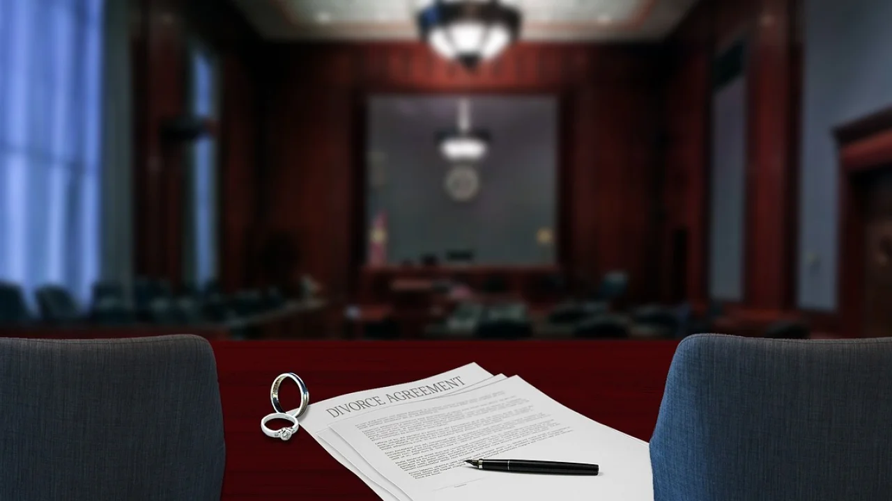 Pessoa conferindo dados antes de consultar o CPF