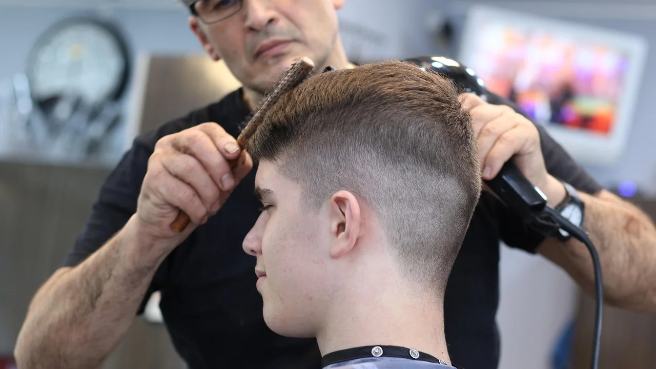 Corte das laterais feito com movimentos de baixo para cima.