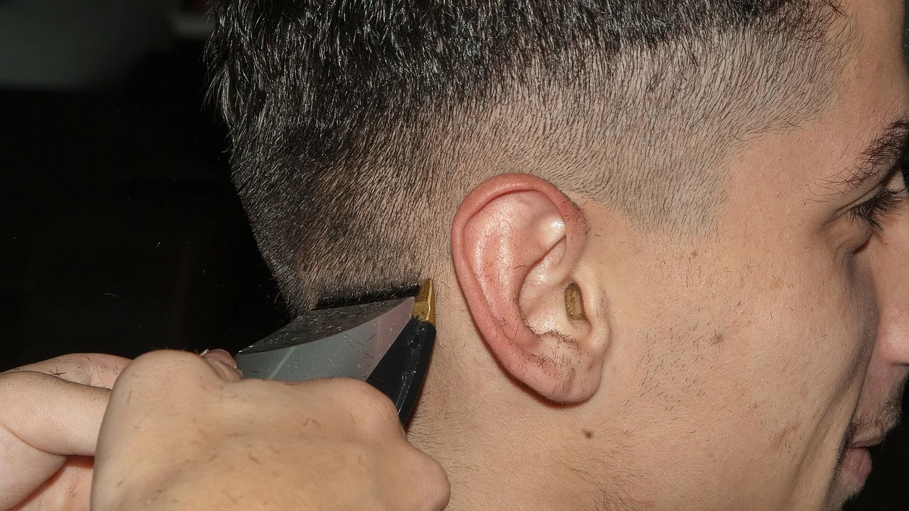 Acabamento discreto respeitando a linha natural das costeletas.