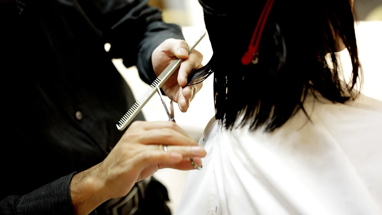 Tesoura própria para cabelo ao lado de pente fino