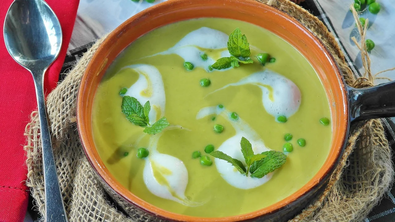 Purê de ervilha temperado com ervas frescas