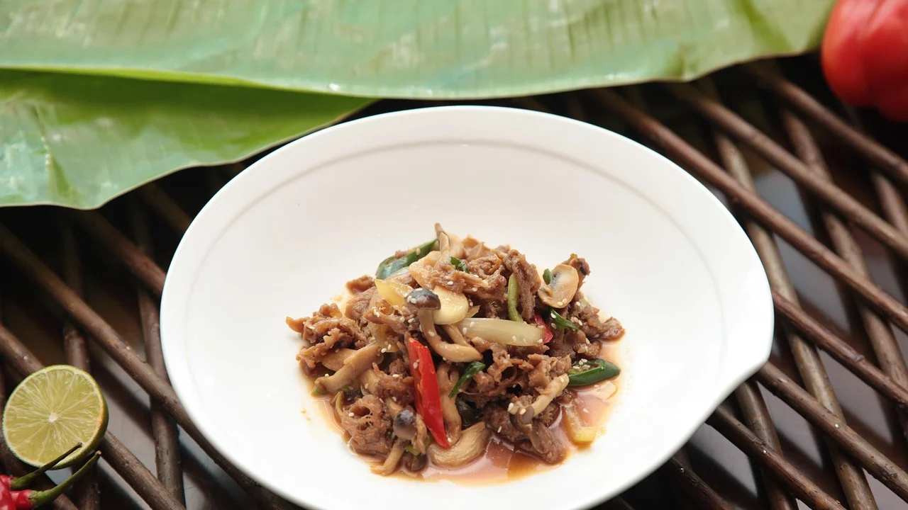 Panela de pressão fechada durante o preparo do frango.