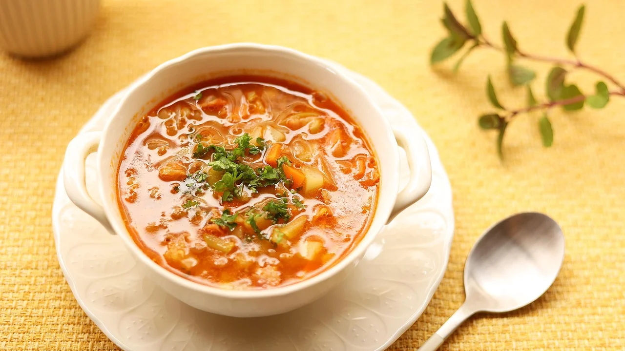 Lentilha servida como acompanhamento com arroz e ervas frescas