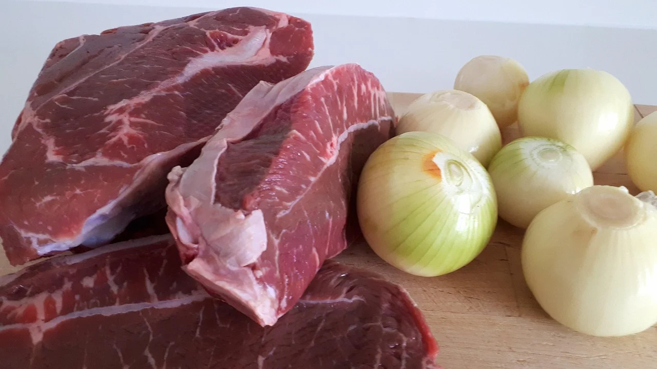 Ingredientes simples para preparar músculo bovino cozido.