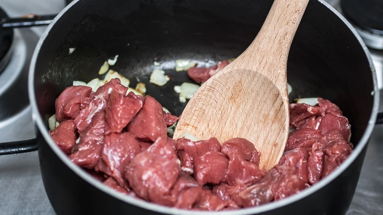 Panela de pressão com ensopado de carne e legumes.