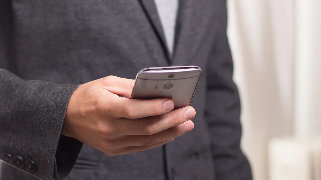 Celular exibindo a tela de configuração de um perfil profissional