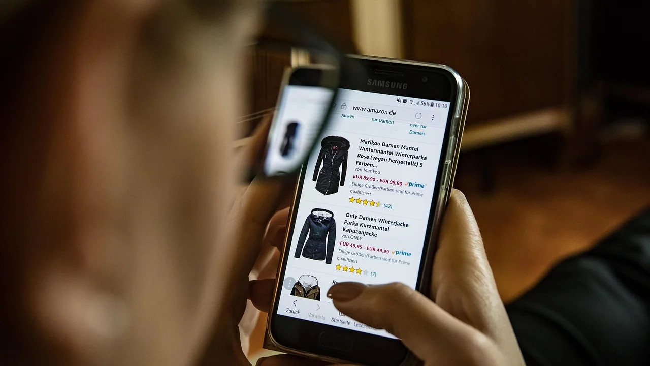 Empreendedora organizando produtos para cadastrar na loja virtual