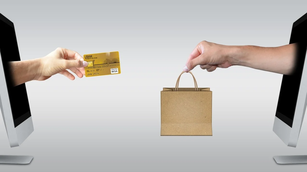 Pedido online sendo separado para entrega