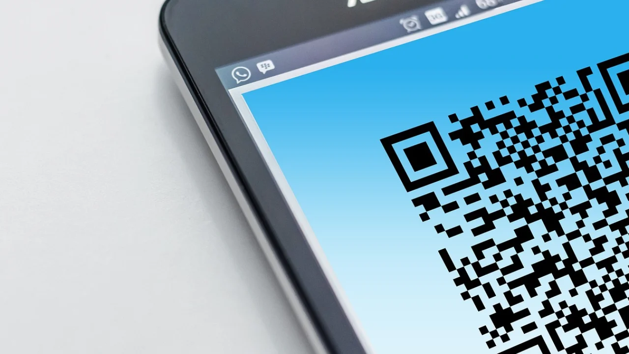 Celular escaneando um QR Code em um cartaz