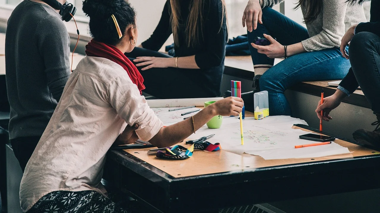 Estudante resolvendo exercícios e conferindo as respostas.