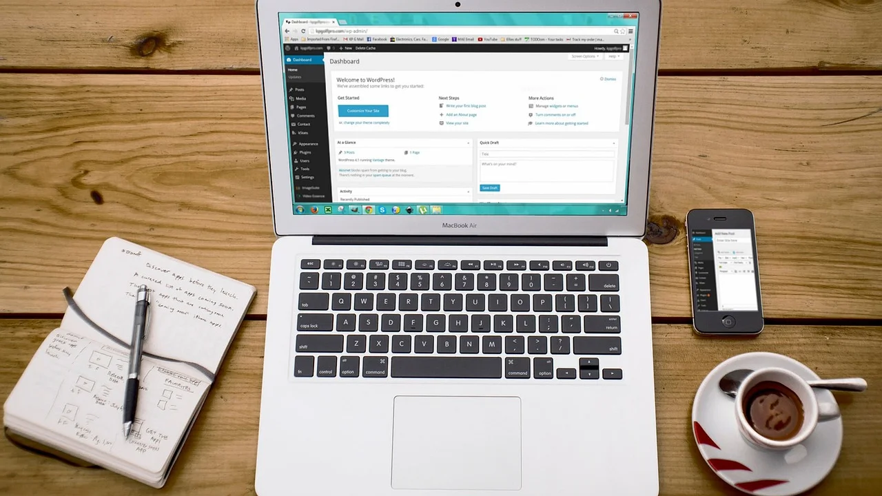 Notebook aberto com painel de administração de um site