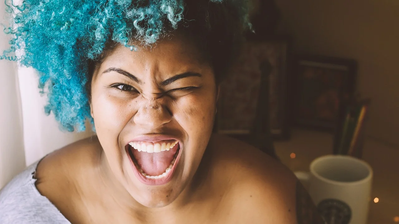 Aplicação de creme para pentear em cabelo úmido
