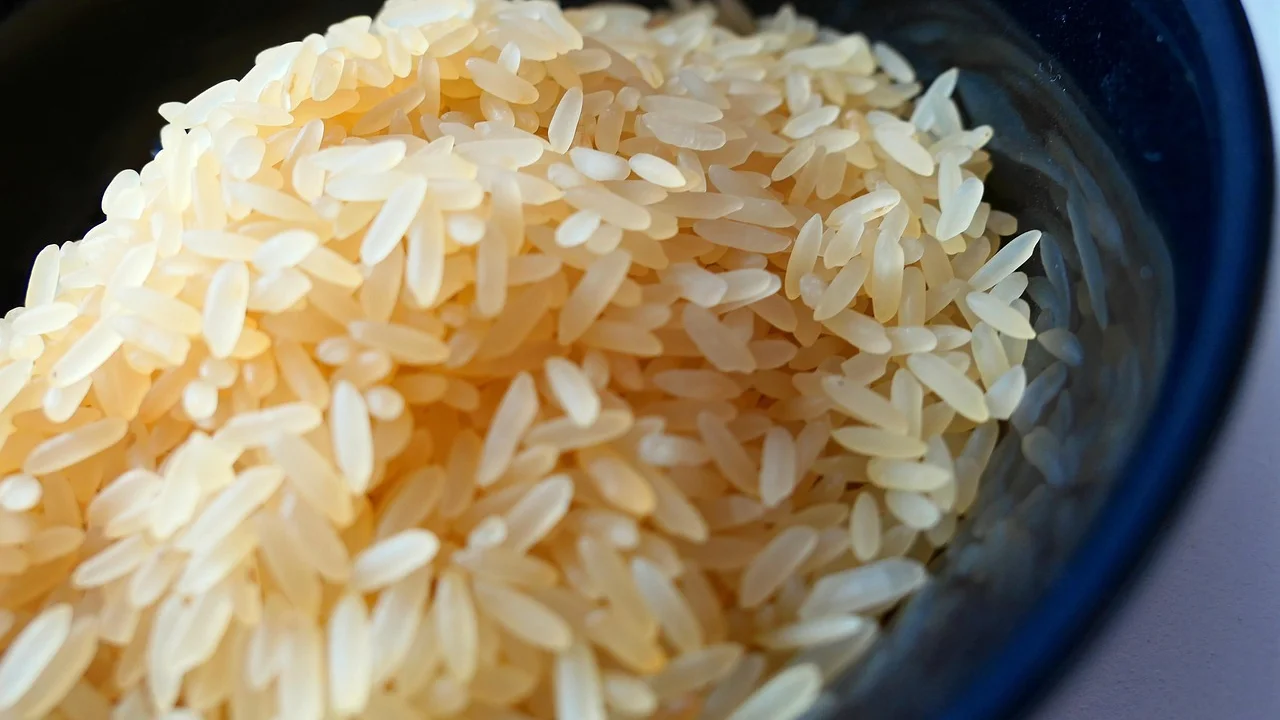 Água quente adicionada ao arroz antes do cozimento