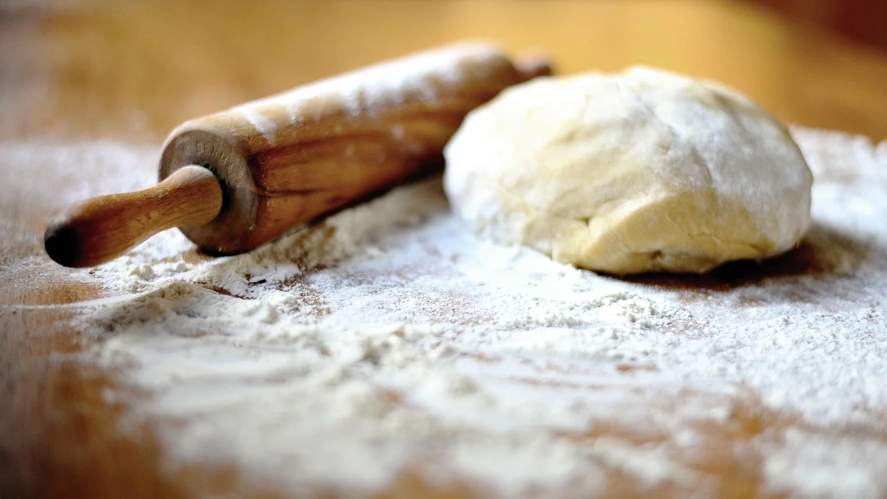 Ingredientes medidos para preparar uma massa leve.