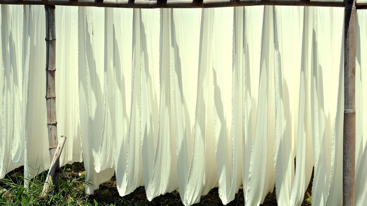 Toalhas brancas secando em local ventilado