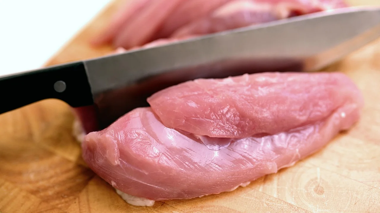 Carne embalada de forma vedada para descongelamento em água fria.