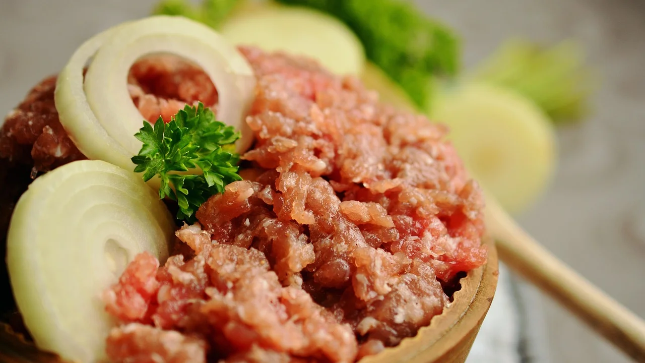 Tigela com água fria usada para descongelar carne com segurança.