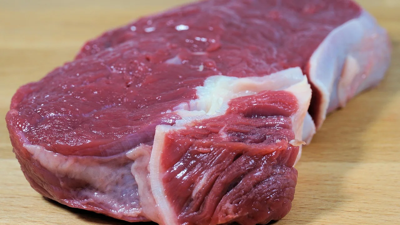 Carne moída em embalagem plana, prática para congelar e descongelar.