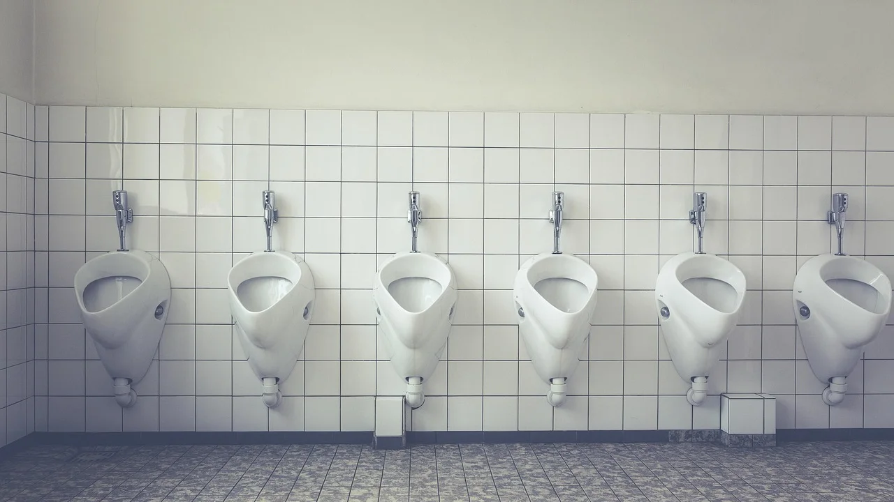 Água morna sendo despejada com cuidado na bacia sanitária