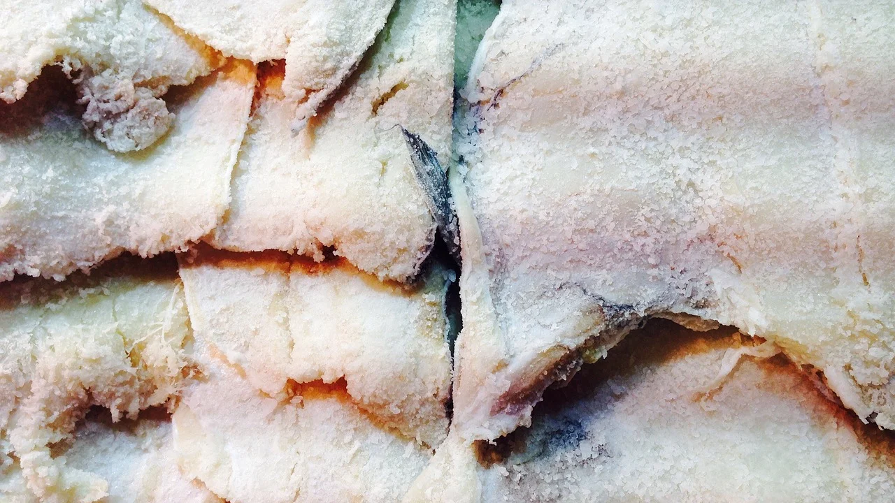 Troca de água em recipiente com postas de bacalhau