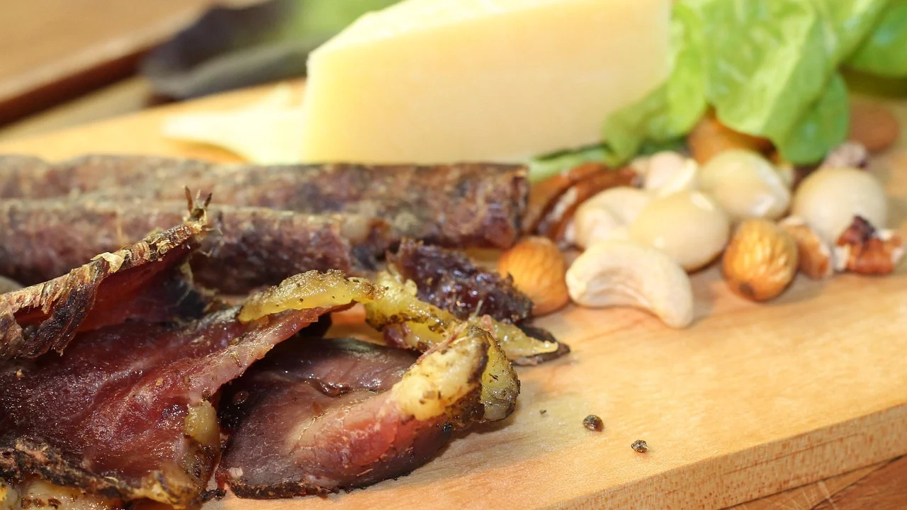 Carne seca em cubos coberta por água fria para dessalga