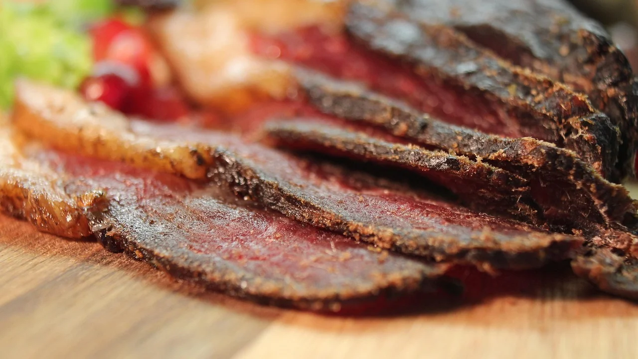 Carne seca cozida e desfiada pronta para refogar