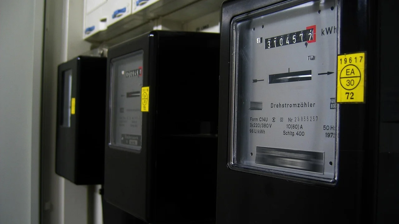Medidor de energia elétrica instalado na entrada de uma residência.