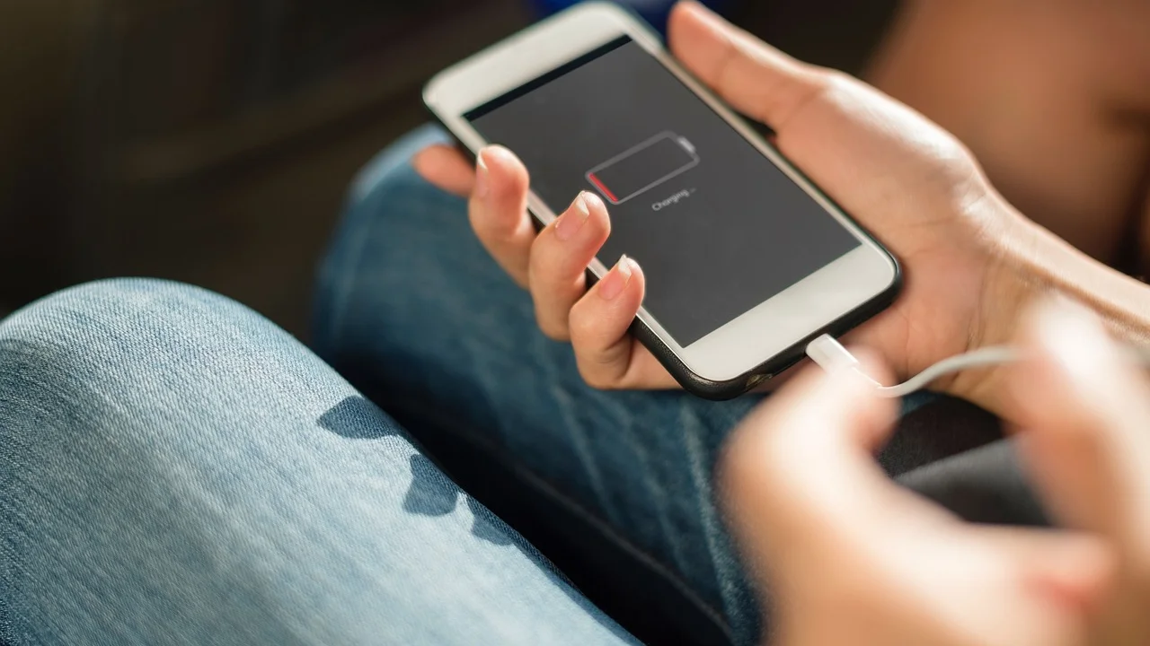 Celular com nível de bateria baixo sobre uma mesa
