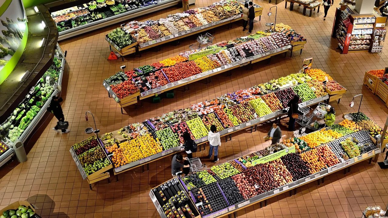 Lista de compras organizada ao lado de alimentos frescos