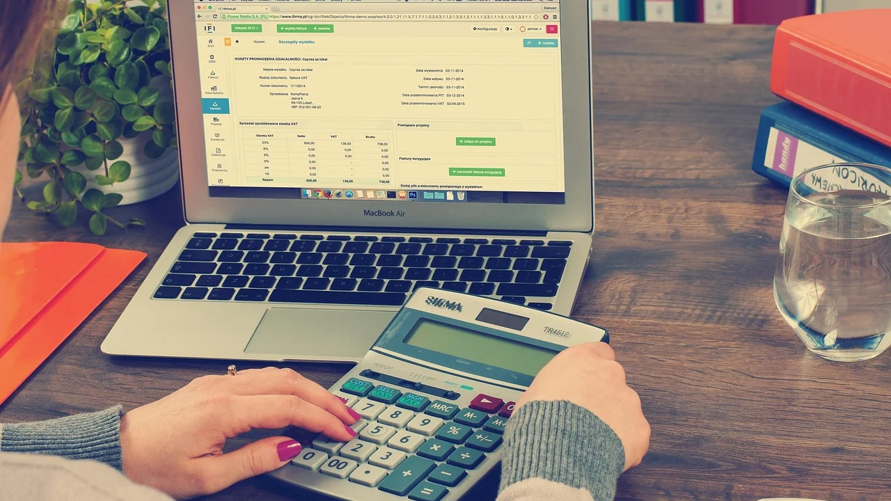MEI conferindo dados antes de emitir uma nota fiscal