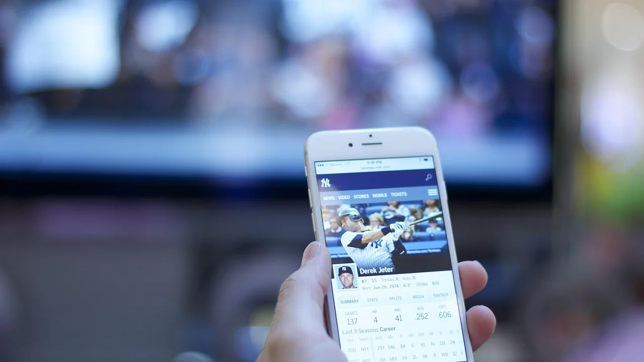 Celular conectado a uma smart TV para reprodução de vídeos