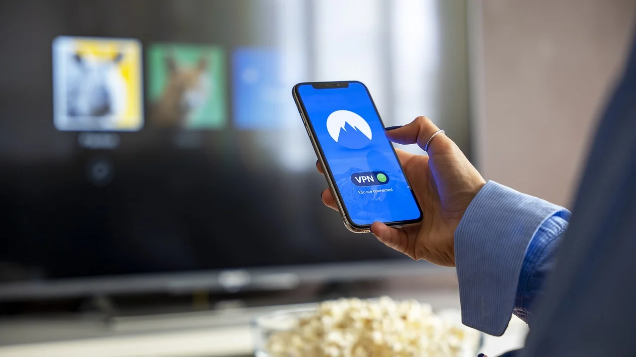 TV exibindo conteúdo transmitido por conexão Wi-Fi