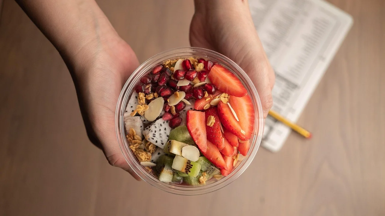 Tigela de açaí cremoso finalizada com banana e granola.