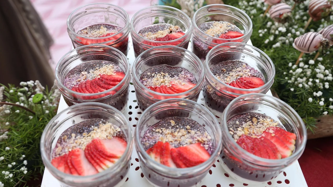 Açaí espesso sendo servido em uma tigela gelada.